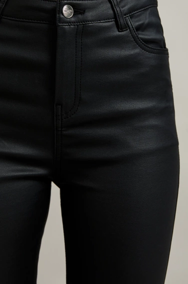 Woskowane spodnie rurki czarne