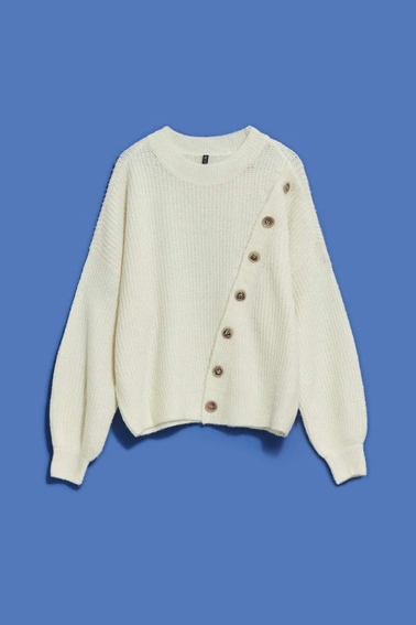 Sweter z ozdobnymi guzikami perłowy