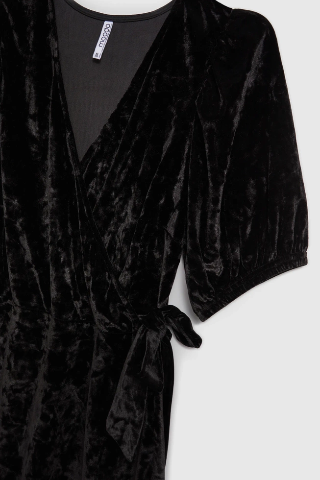 Welurowa sukienka midi czarna