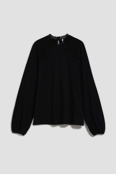 Bluzka ozdobną koronką