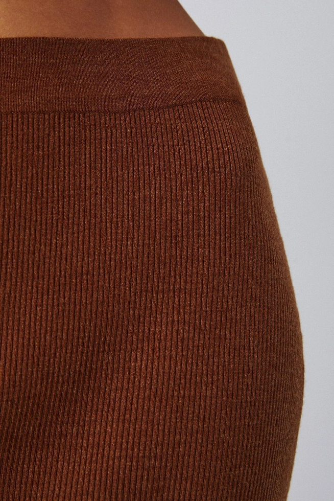 Prążkowana spódnica midi z dzianiny