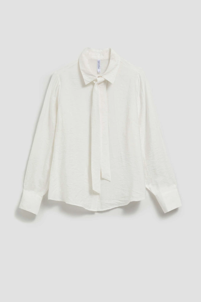 Koszula z wiązanym dekoltem i ozdobnymi guzikami perłowa