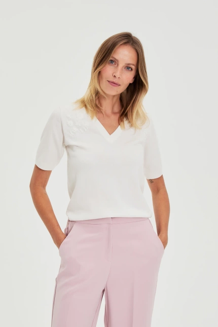 Sweter z krótkimi rękawami i dekoltem w serek biały