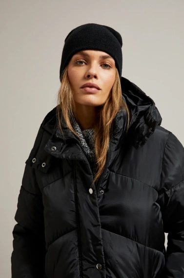  Cienka czapka z metaliczną nitką czarna