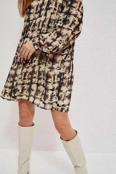 sukienka z wzorzystym printem i falbaną