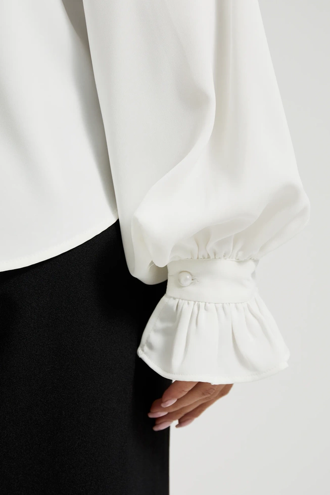 Koszula z bufiastymi rękawami i wiązanym dekoltem biała
