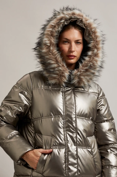 Metaliczna kurtka z futrzanym kapturem beżowa
