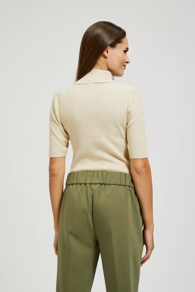 Sweter z golfem ozdobiony metaliczną nitką perłowy