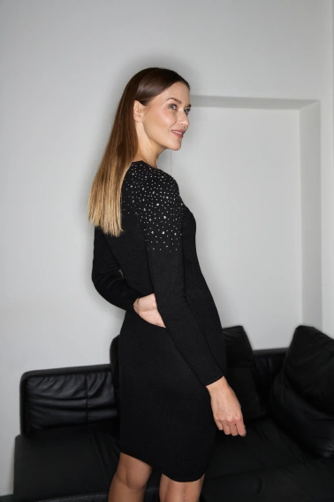 Dopasowana sukienka z dżetami czarna