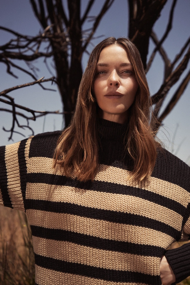 Dzianinowa sukienka w paski z golfem czarna