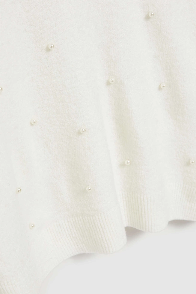 Sweter z dekoltem w serek z koralikami perłowy