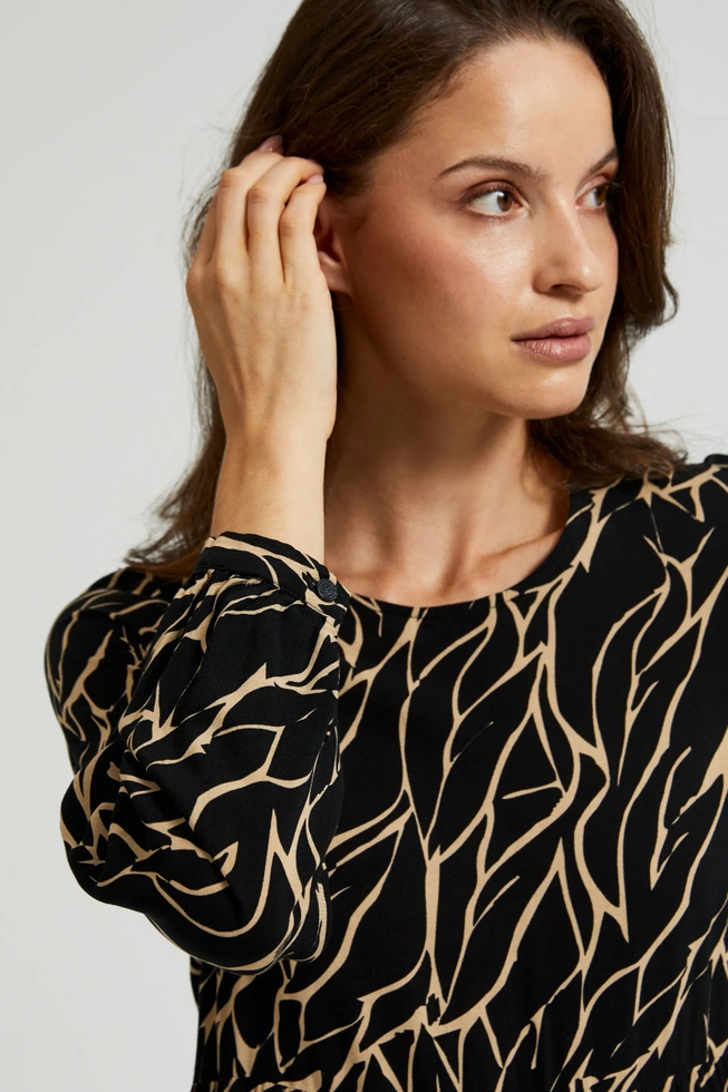 Sukienka z falbaną czarna