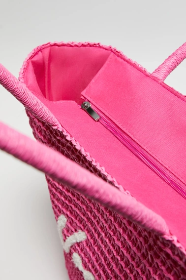 Pleciona torba z napisem różowa