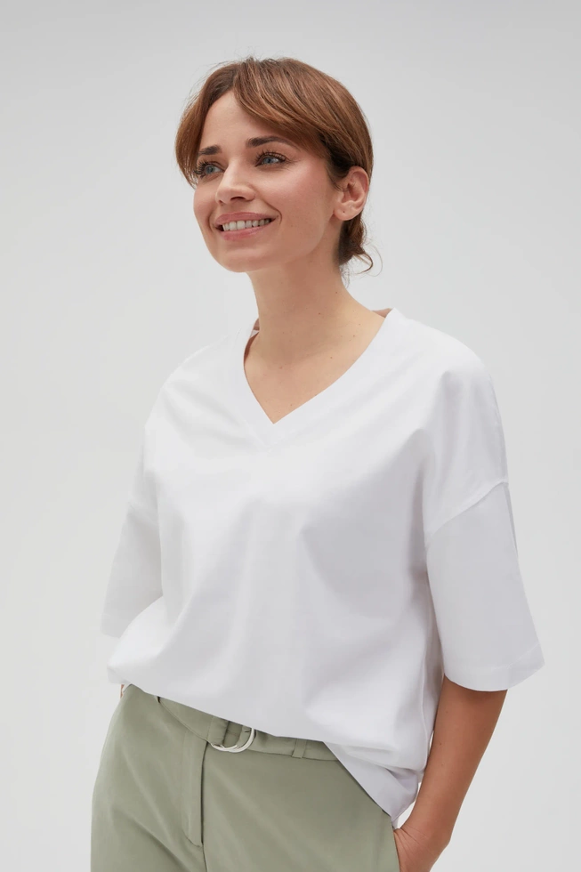 Luźny t-shirt z dekoltem w serek biały