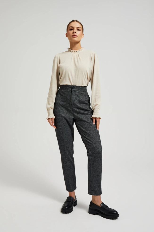 Bluzka z falbaną na dekolcie beżowa