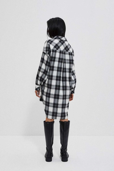 Koszulowa sukienka w kratę czarna