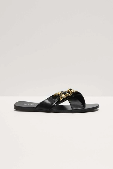 Klapki z ozdobnym łańcuchem