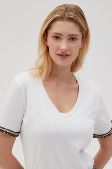 Bawełniana bluzka z dekoltem w serek i ozdobnymi rękawami biała