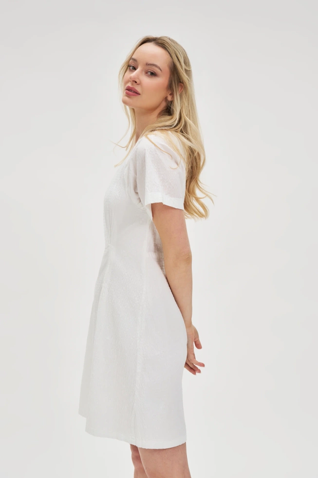 Bawełniana sukienka z odkrytymi plecami biała