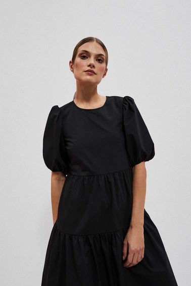 Sukienka z odkrytymi plecami