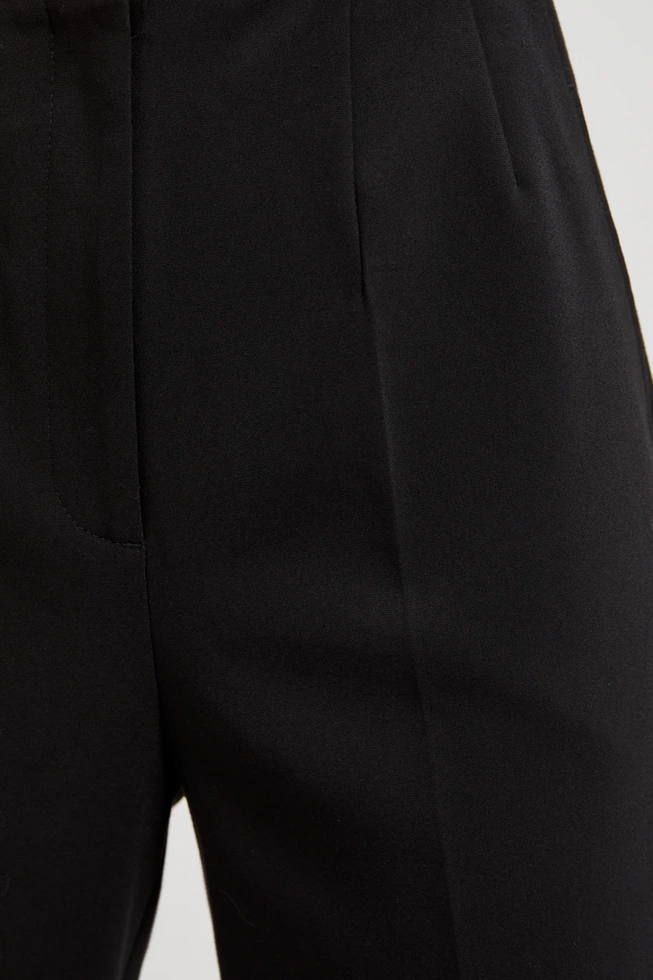 Gładkie spodnie w kant czarne