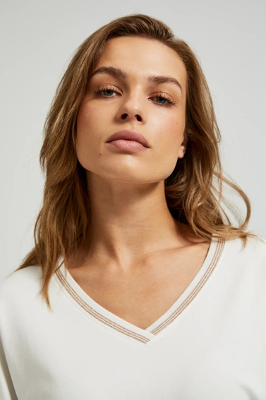 Bluzka z dekoltem ozdobionym paskami biała