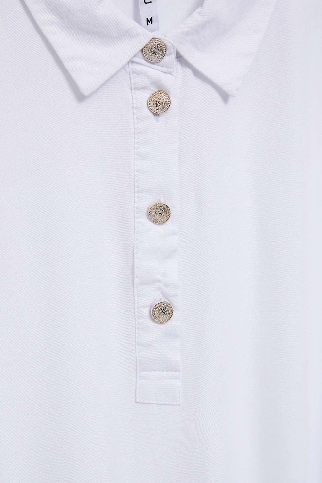 Koszula z ozdobnymi guzikami na dekolcie i rękawach biała