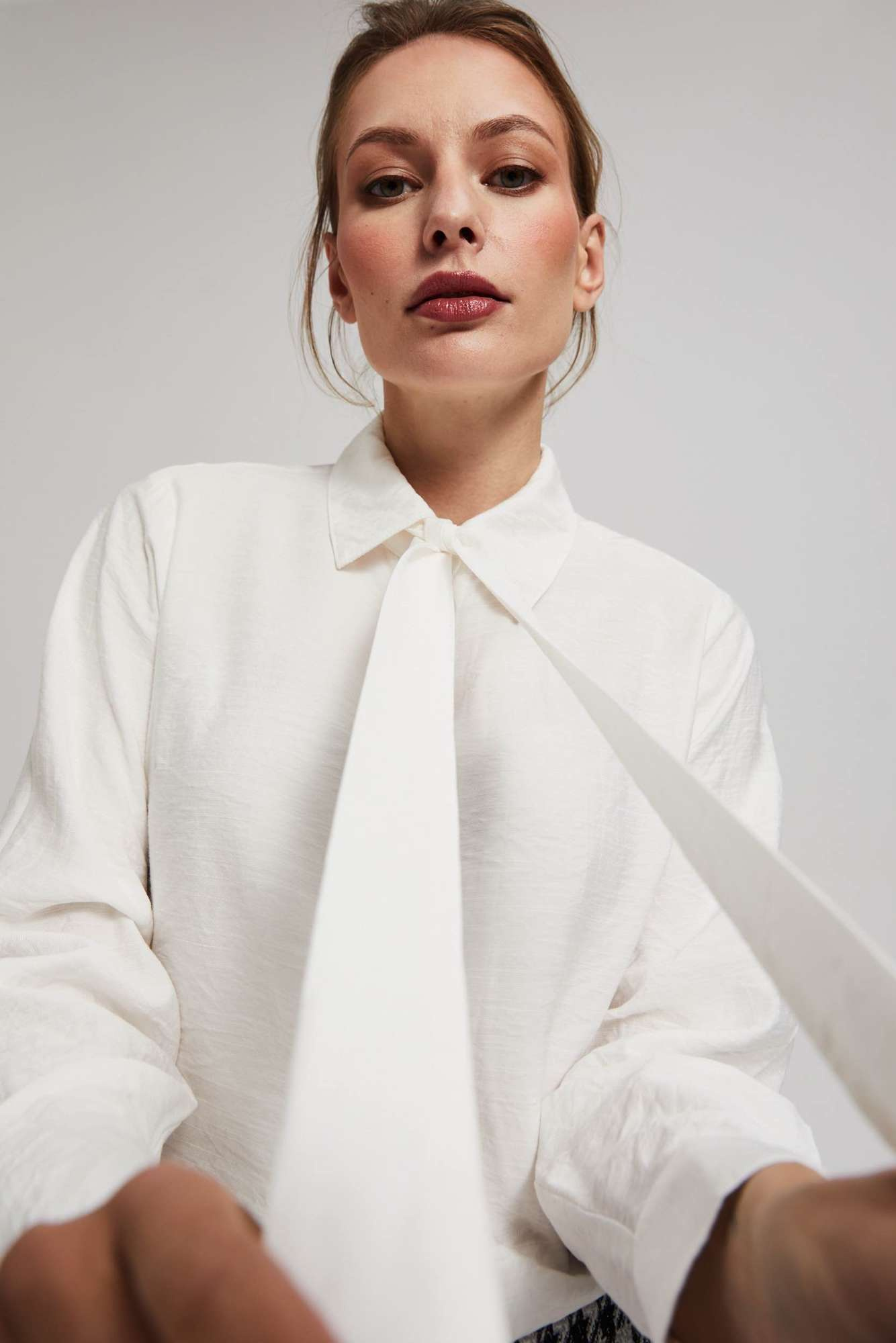 Koszula z wiązanym dekoltem i ozdobnymi guzikami perłowa Moodo